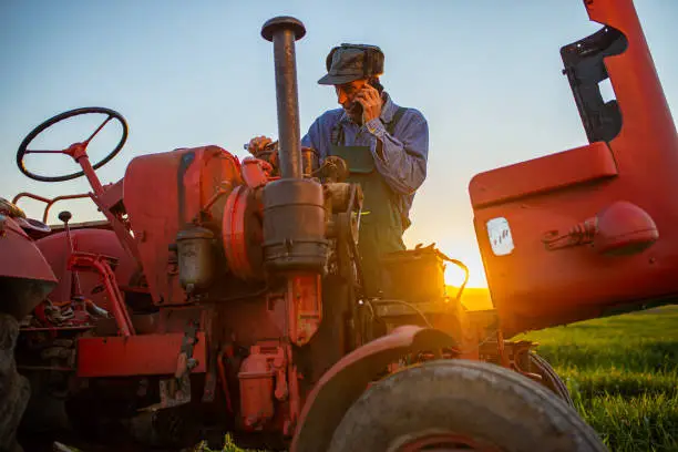 Lire la suite à propos de l’article Recruter un Tractoriste Agricole : Une Compétence Essentielle pour les Exploitations Modernes